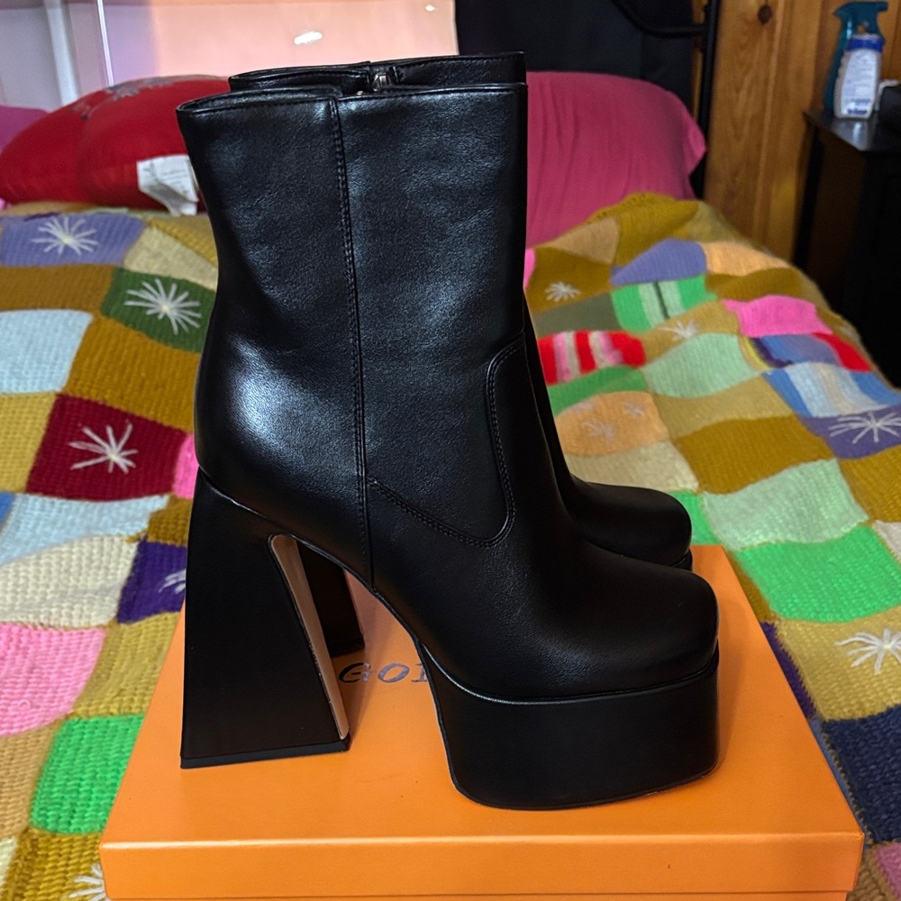 Elegant Black Heeled Boots, Easy To Walk In!